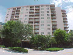 6900_bay_dr_ext.jpg (38760 bytes)